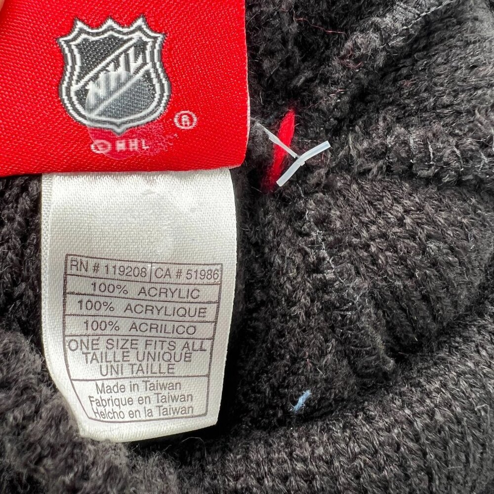 Reebok‎ Unisex Red Black Knit Pom Pom Chicago Blackhawks NHL Beanie Hat NWT - Picture 4 of 5